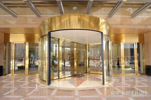 自動旋轉(zhuǎn)門與手動旋轉(zhuǎn)門有什么不同 各自的優(yōu)勢 朗榮旋轉(zhuǎn)門